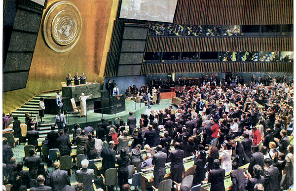 Benedict XVI receiving applause at the United Nations